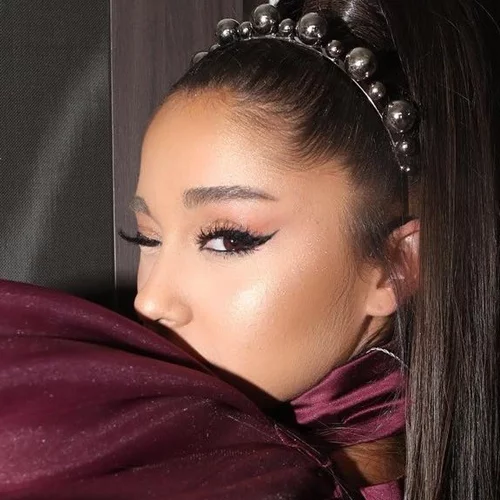 Επιτέλους μάθαμε τι κάναμε λάθος και δεν πετύχαινε ποτέ το cat eye! Οι συμβουλές του makeup artist της Ariana Grande