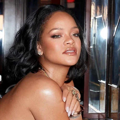 No makeup makeup look | Η Rihanna μας δείχνει πώς να κάνουμε το απόλυτο καλοκαιρινό μακιγιάζ