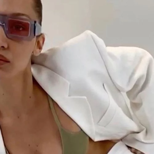 H Bella Hadid ποζάρει γυμνή μέσω FaceTime για τη νέα καμπάνια του οίκου Jacquemus