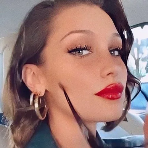 Ε αυτό δεν το περιμέναμε! Η Bella Hadid έβαψε τα μαλλιά της στην πιο απρόσμενη απόχρωση