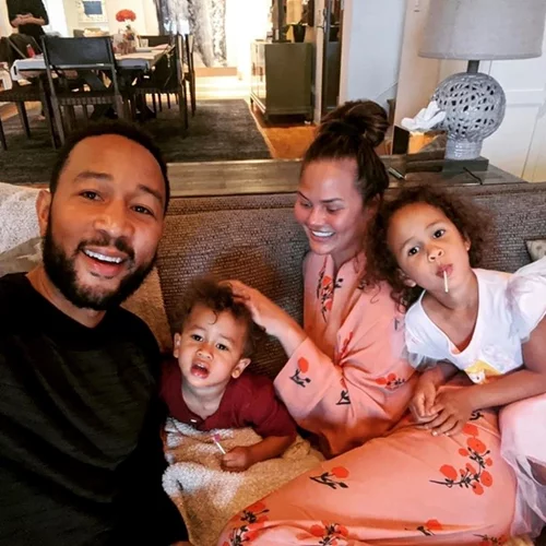 Η κόρη των Chrissy Teigen και John Legend έγινε τεσσάρων χρονών | Δες τις εντυπωσιακές τούρτες