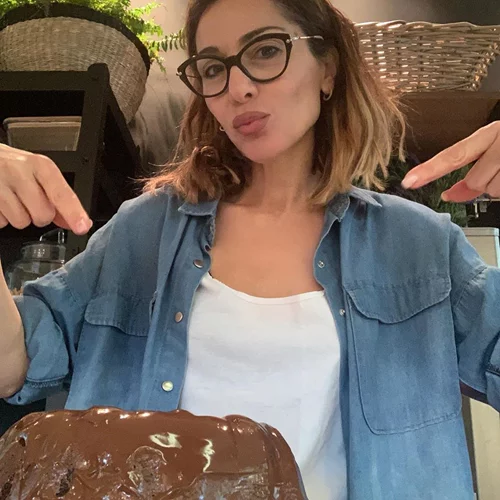 Δέσποινα Βανδή | Η πανεύκολη συνταγή της για σοκολατένιο κέικ