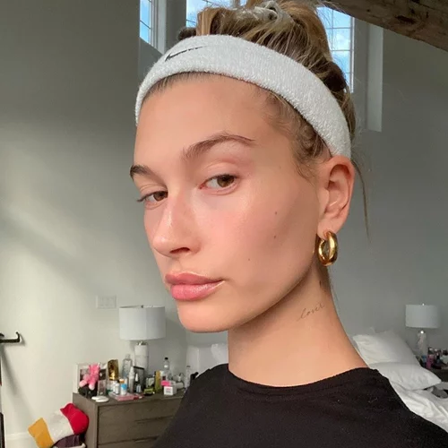 Hailey Bieber | Ο λόγος που απειλεί πως θα μηνύσει έναν πλαστικό χειρουργό