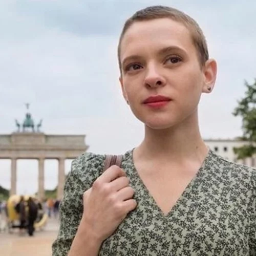 Η πρωταγωνίστρια του Unorthodox κάνει βιντεοκλήση με τη γιαγιά της, που επέζησε από το Ολοκαύτωμα