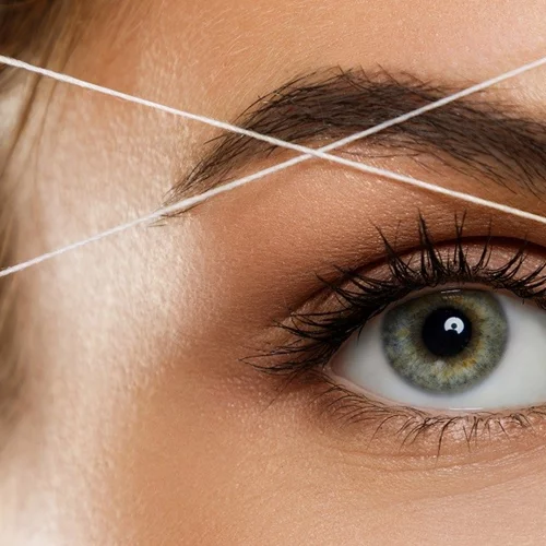 Πώς να βγάλω τα φρύδια μου με κλωστή; Οι συμβουλές που θα σε κάνουν pro!