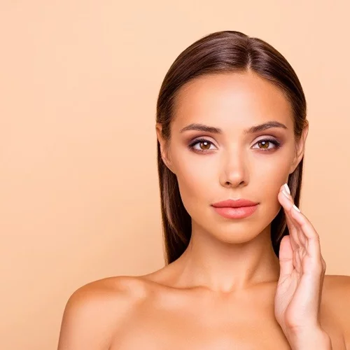 Εφέ lifting και πιο σφριγηλή επιδερμίδα χωρίς ενέσιμες θεραπείες; Γίνεται.