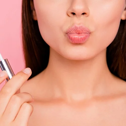 Τελειώνει το υγρό κραγιόν; Έτσι θα το χρησιμοποιήσεις μέχρι και την τελευταία σταγόνα!