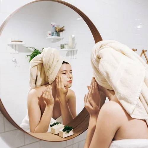 Επίμονη ακμή; Έτσι θα την καταπολεμήσεις πριν τις καλοκαιρινές διακοπές