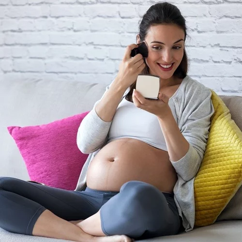 Μια αισθητικός των διασήμων λέει ποια καλλυντικά δεν πρέπει να χρησιμοποιείς στην εγκυμοσύνη