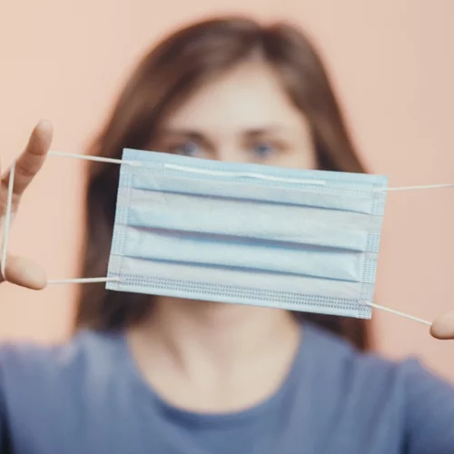 Moδίστρες σε όλη την Ελλάδα ενώθηκαν για να κατασκευάσουν μάσκες προστασίας