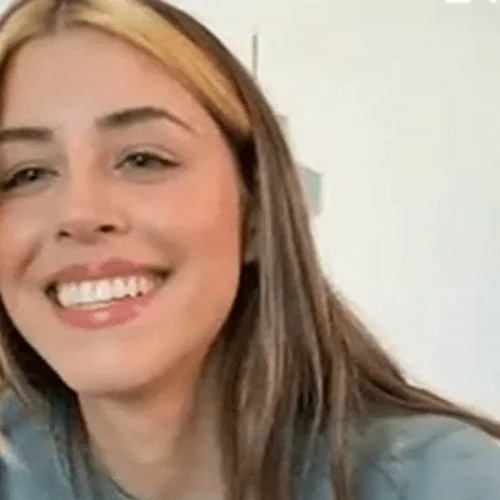 Demy | Αν νοσταλγείς τα '90s δες (πάλι) τα μαλλιά της τραγουδίστριας