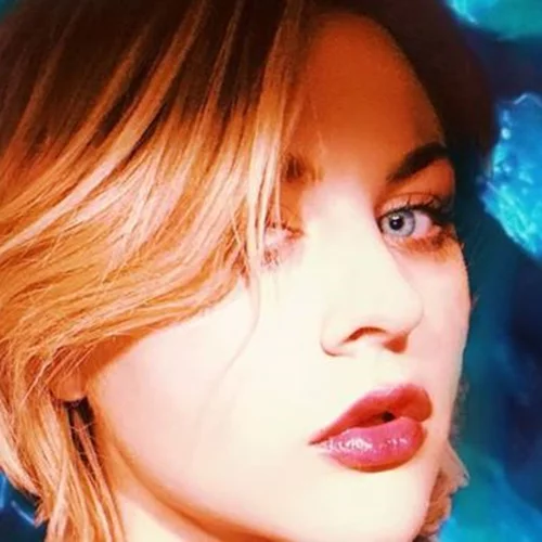 «Στη μαμά μου θα έπρεπε να διακοπεί το Twitter» | Η κόρη του Kurt Cobain δε μοιάζει στους γονείς της