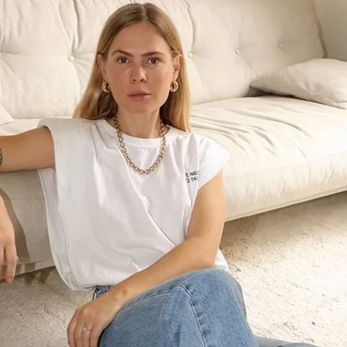 Πού θα βρεις το οικονομικό λευκό τοπ που έχει κατακλύσει το Instagram