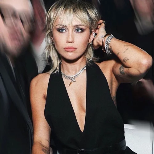 Miley Cyrus | Κούρεψε μόνη της τις αφέλειές της και το αποτέλεσμα θα σε εντυπωσιάσει