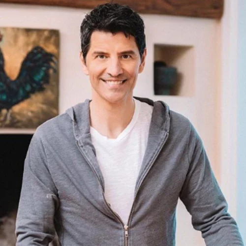 Σάκης Ρουβάς | Έφτιαξε πασχαλινά κουλούρια με τις κόρες του