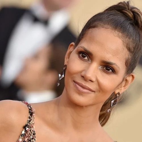Halle Berry | Αυτή η DIY μάσκα είναι τελικά το μυστικό της νεανικής της εμφάνισης