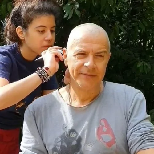 Σταύρος Θεοδωράκης | Έβαλε την κόρη του να τον κουρέψει και είναι αγνώριστος (video)