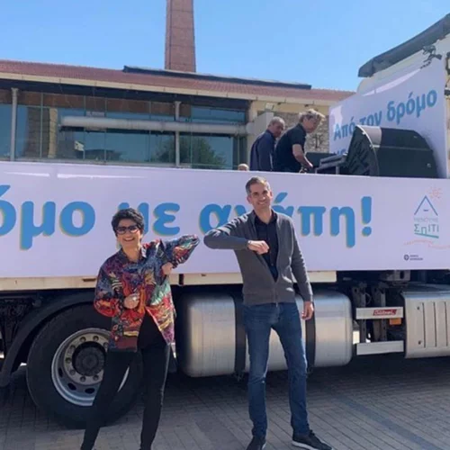 «Στον δρόμο με Αγάπη» | Η Άλκηστις Πρωτοψάλτη δίνει συναυλία εν κινήσει στην Αθήνα