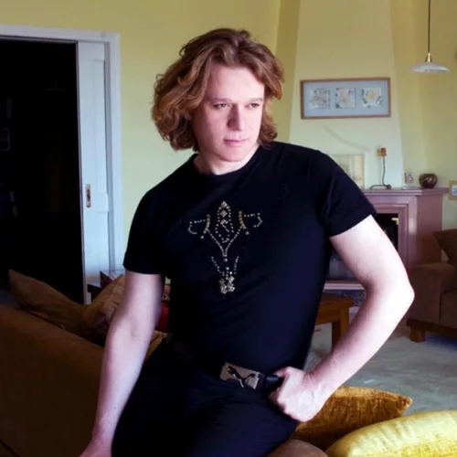 Πέτρος Γαϊτάνος | Αυτό το Πάσχα #menoume_spiti και βλέπουμε πλάνα από το σπίτι του πιο περιζήτητου προσώπου των ημερών