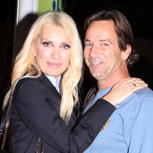 Η Ελένη Μενεγάκη ποζάρει με σορτσάκι στην είσοδο του σπιτιού της (pic)