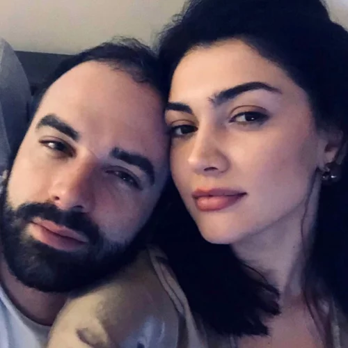 Μετακίνηση «6» για την Κέισι Μίζιου και τον σύντροφό της | Η τρυφερή selfie με φόντο τη θάλασσα