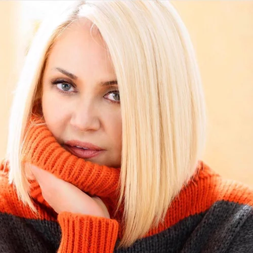 Η Ρούλα Κορομηλά έβαψε μόνη της τα μαλλιά της και μάς δείχνει το αποτέλεσμα