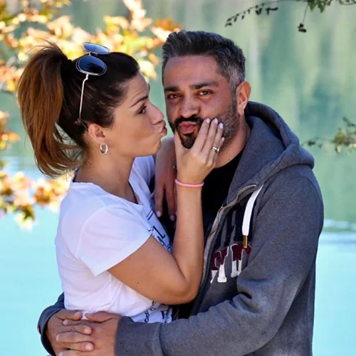 Γενική καθαριότητα | Το look της Βάσως Λασκαράκη στο σπίτι και οι φωτογραφίες που την τράβηξε ο Λευτέρης Σουλτάτος