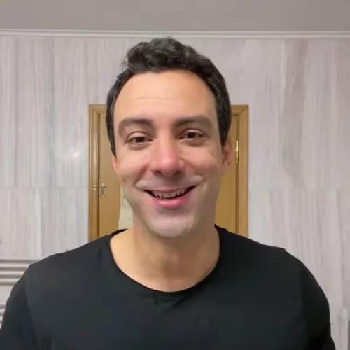 10 χρόνια νεότερος | Ο Σάκης Τανιμανίδης ξυρίστηκε και μοιάζει αγνώριστος