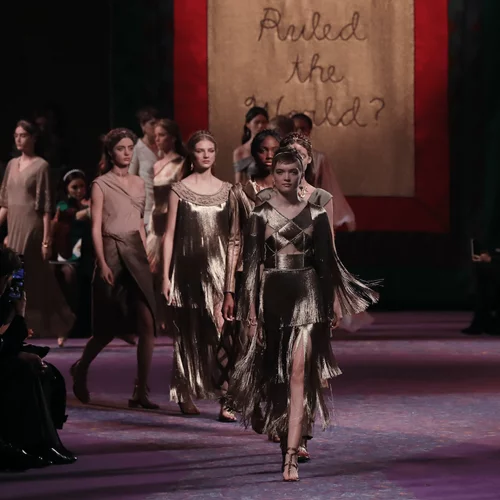 Ο οίκος Dior μοιράζεται ένα μοναδικό vintage ντοκιμαντέρ για την Υψηλή Ραπτική