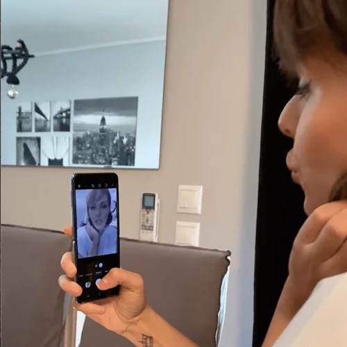 Η Έλενα Γαλύφα αποκαλύπτει πως χρησιμοποιεί το πιο fashionable smartphone