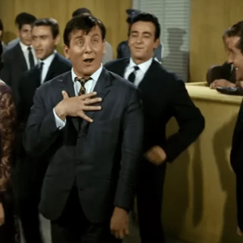 Το νέο βίντεο της Φίνος Φίλμ έχει πρωταγωνιστή τον Κώστα Βουτσά