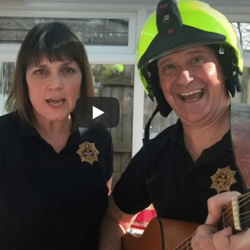 Το συγκινητικό μήνυμα των Άγγλων πυροσβεστών στους Ιταλούς συναδέλφους τους- Με το Bella Ciao