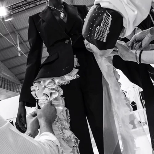 Ο οίκος Alexander McQueen αποκαλύπτει πώς δημιούργησε τα πιο περίτεχνα looks από ανακυκλωμένα υλικά