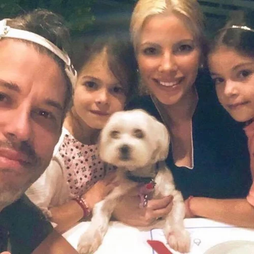 Αντελίνα Τελώνη - Χάρης Βαρθακούρης | Νέα πλάνα από το σπίτι της οικογένειας στην Κηφισιά