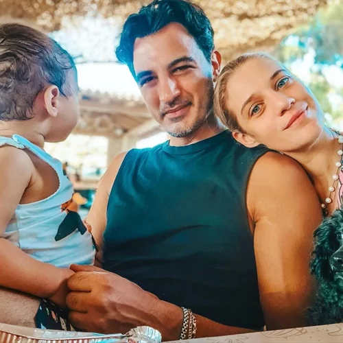  «Σήμερα ο κόσμος είναι λίγο καλύτερος» | Η Τζένη Θεωνά φωτογραφίζει τον Δήμο Αναστασιάδη και τον γιο τους