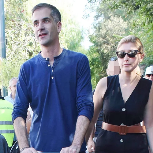 Σία Κοσιώνη - Κώστας Μπακογιάννης | Σπάνιες φωτογραφίες από το στολισμένο σπίτι τoυς στα βόρεια προάστια