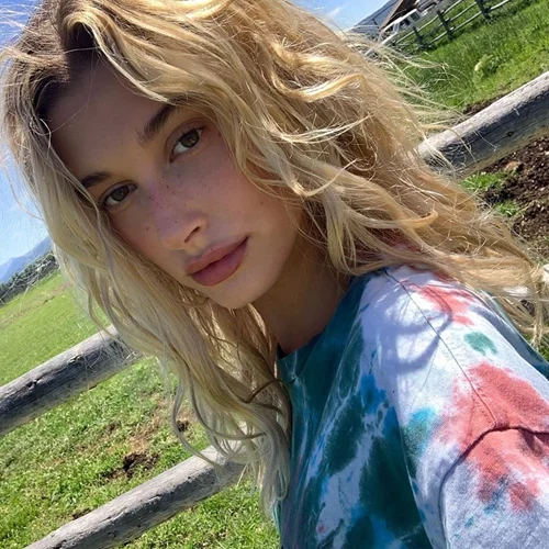 Ένα περιστατικό ανάγκασε τη Hailey Bieber να ζητήσει δημόσια συγγνώμη για τη συμπεριφορά της