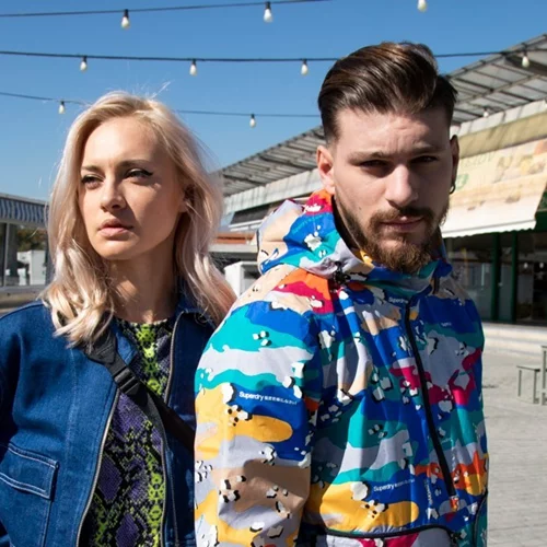 Η νέα συλλογή της Superdry είναι γεμάτη χρώμα και καλοκαιρινή διάθεση
