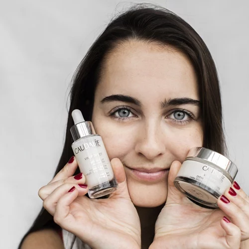 Πανάδες και καφέ κηλίδες γίνονται παρελθόν. Χάρη στη Caudalie!