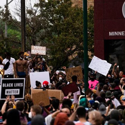 Το όνομά του ήταν George Floyd | Το πρόσωπο του άντρα που έχει κατακλύσει τα social media