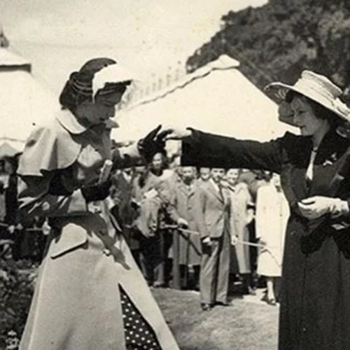 Αυτό είναι το αγαπημένο λουλούδι της Βασίλισσας Ελισάβετ | Οι ασπρόμαυρες φωτογραφίες από το παρελθόν