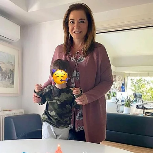 Γενέθλια Ντόρας Μπακογιάννη | Η φωτογραφία με τον εγγονό της και η έκπληξη από τους συνεργάτες της