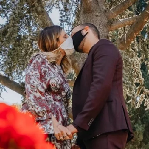 Ελληνίδα τραγουδίστρια παντρεύτηκε τον σύντροφό της στον όγδοο μήνα της εγκυμοσύνης