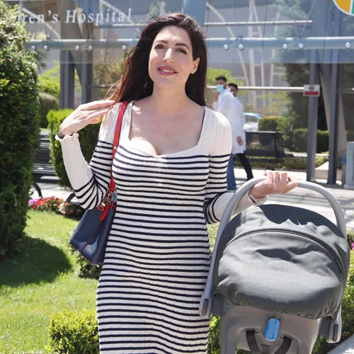 Η Φλορίντα Πετρουτσέλι πήρε εξιτήριο | Οι πρώτες φωτογραφίες κατά την έξοδό της από το μαιευτήριο