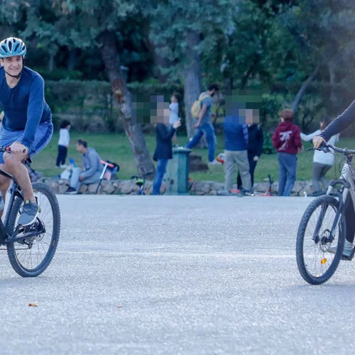 Κυριάκος Μητσοτάκης | Για ποδήλατο με τις κόρες του, Σοφία και Δάφνη