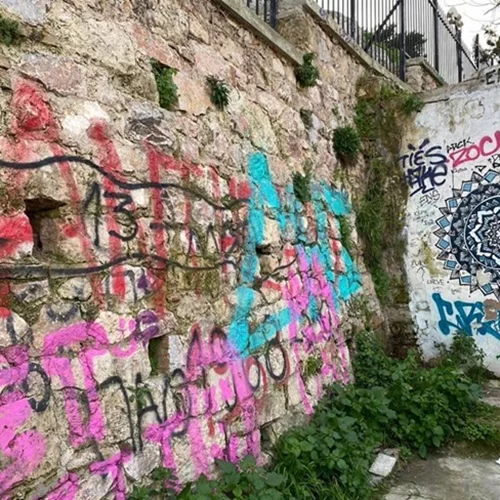 Αντιγκράφιτι επιχείρηση από τον Δήμο Αθηναίων | Δες πώς μεταμορφώθηκαν τα Αναφιώτικα στην Πλάκα (pics)