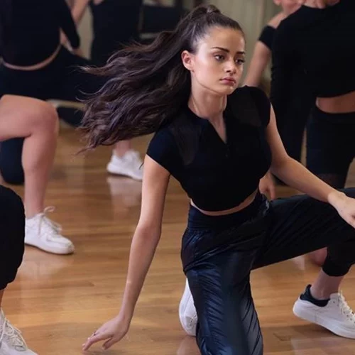 Η εκπρόσωπος της Eurovision, Stefania, μάς παρουσιάζει την dance version του “Super G!rl”