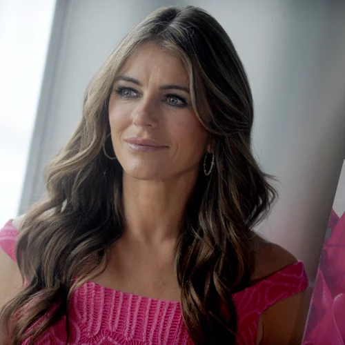 Εlizabeth Hurley | Tι απαντά στις φήμες πως υπήρξε η "πρώτη" του Πρίγκιπα Harry;