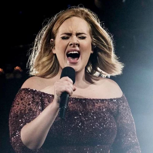 Πιο αδύνατη από ποτέ η Adele | Ποζάρει με LBD μετά την απώλεια σχεδόν 45 κιλών