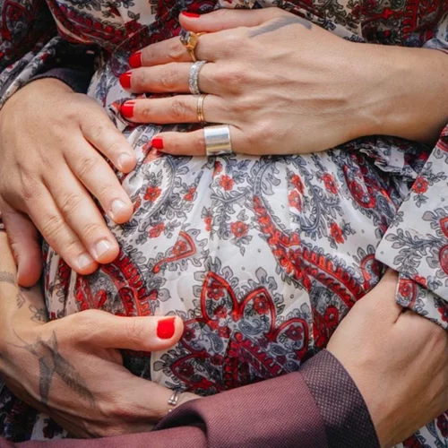 Μετά τον γάμο | Ελληνίδα τραγουδίστρια δείχνει τη φουσκωμένη κοιλίτσα της λίγο πριν γεννήσει